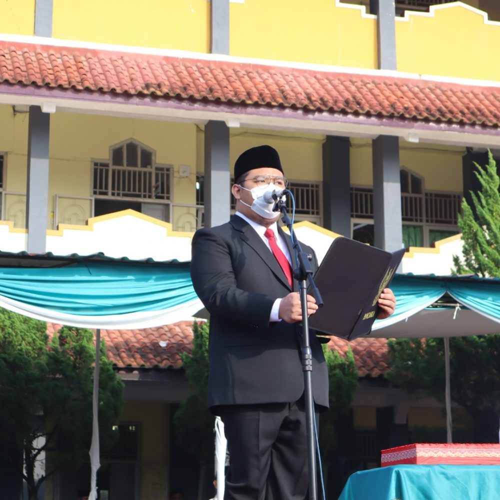 UPACARA BENDERA HUT KE-77 REPUBLIK INDONESIA DI LEMBAGA PENDIDIKAN ISTIQOMAH SAMBAS PURBALINGGA